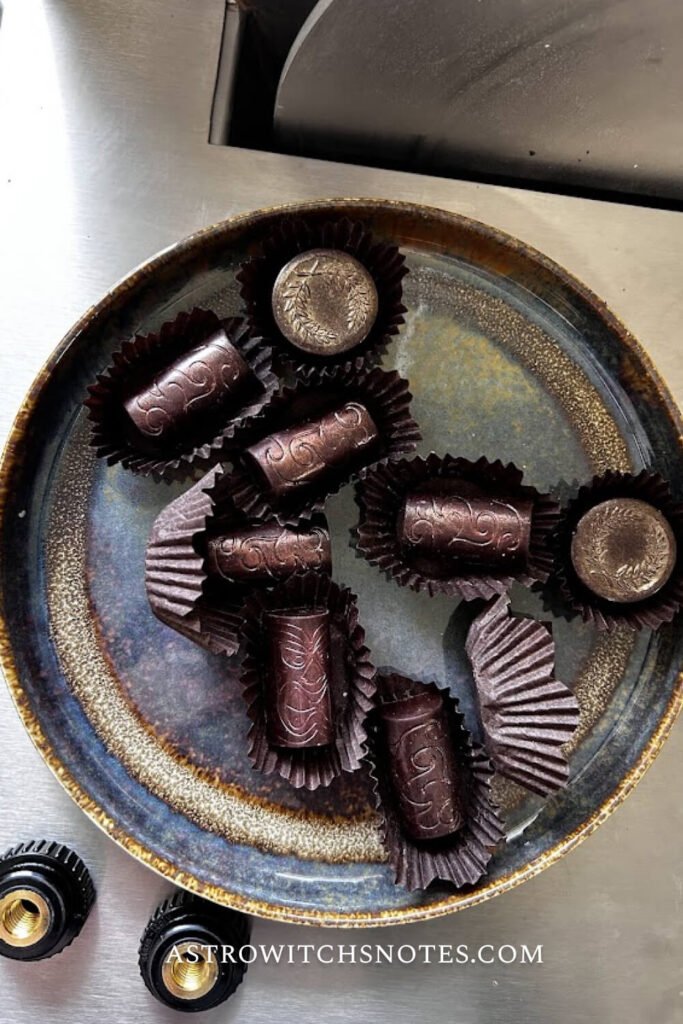 Decorated chocholate represent the lova language: gift. 